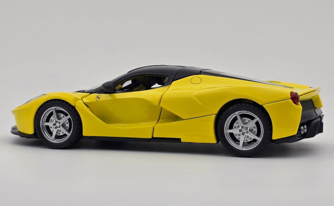 Ferrari LaFerrari 1:24 diecast scale model car collectible car