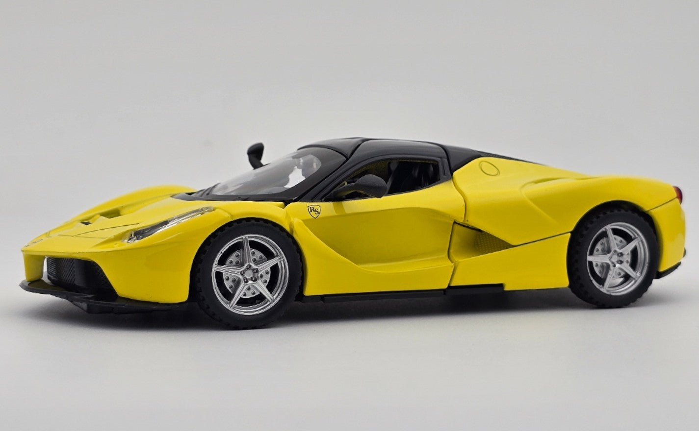 Ferrari LaFerrari 1:24  diecast scale model car collectible car