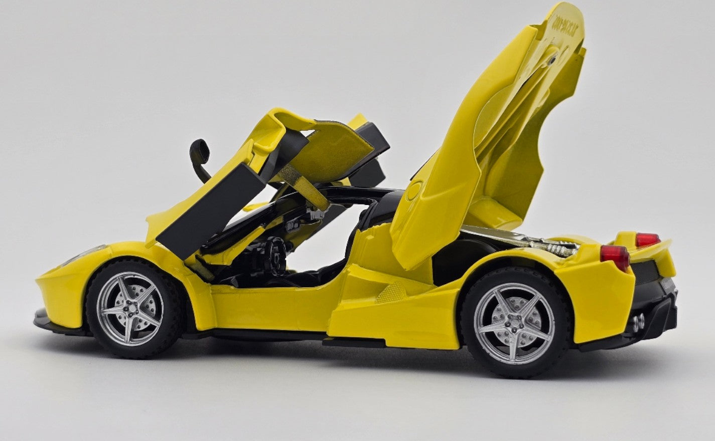 Ferrari LaFerrari 1:24  diecast scale model car collectible car